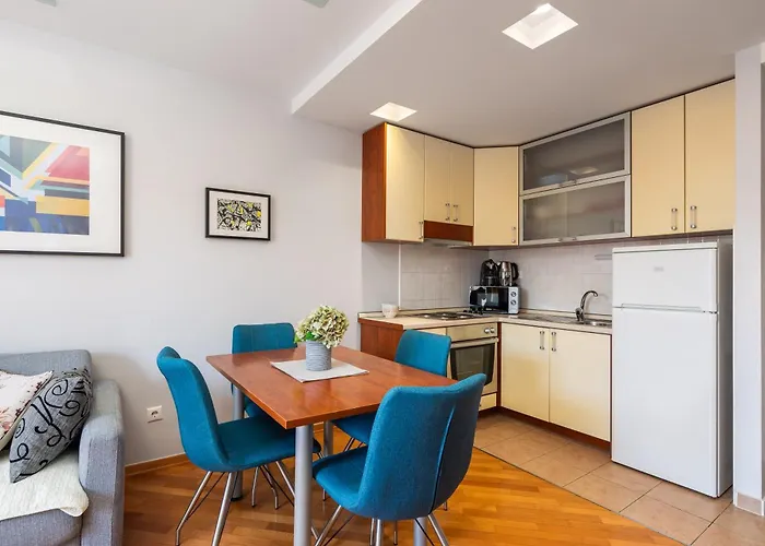 Brkic With Private Parking Apartment Makarska