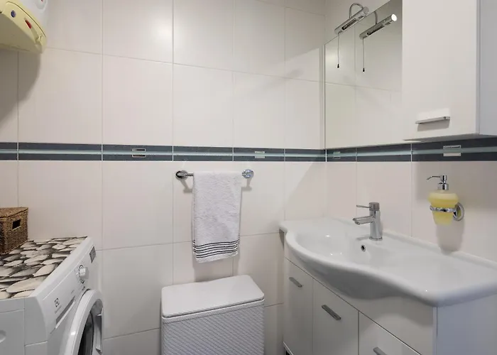 Brkic With Private Parking Apartment Makarska