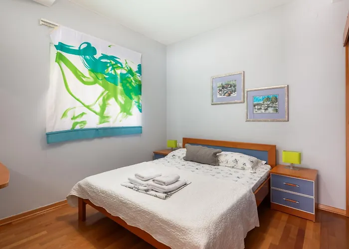 Brkic With Private Parking Apartment Makarska