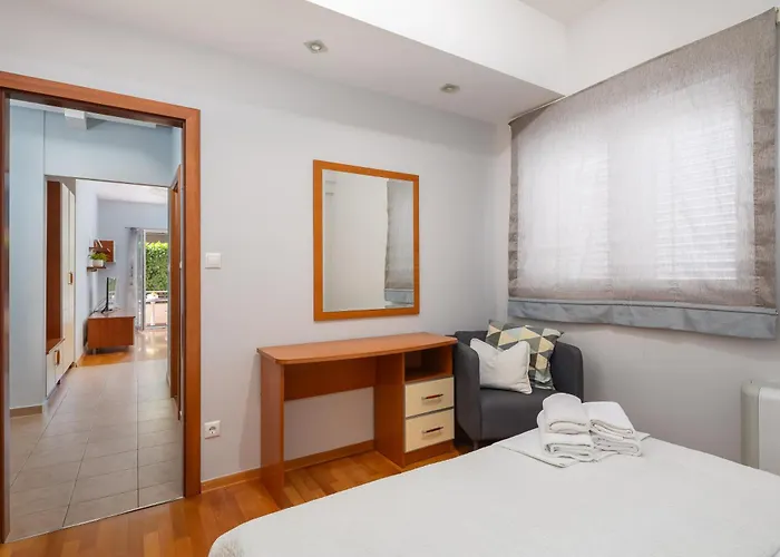 Brkic With Private Parking Apartment Makarska