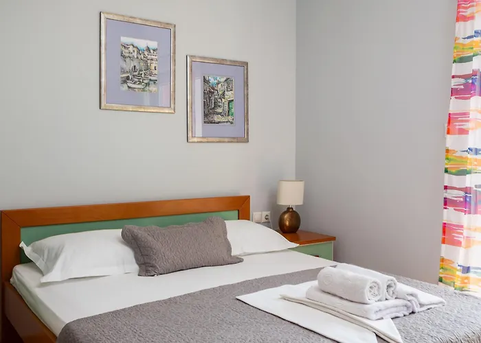 Brkic With Private Parking Apartment Makarska