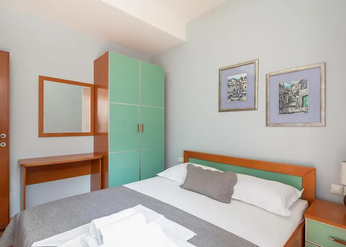 Brkic With Private Parking Makarska