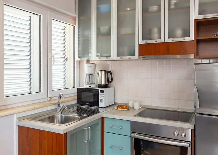 Brkic With Private Parking Apartment Makarska