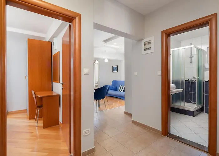 Brkic With Private Parking Apartment Makarska