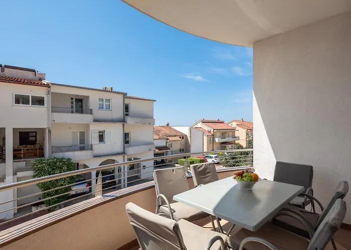 Brkic With Private Parking Apartment Makarska