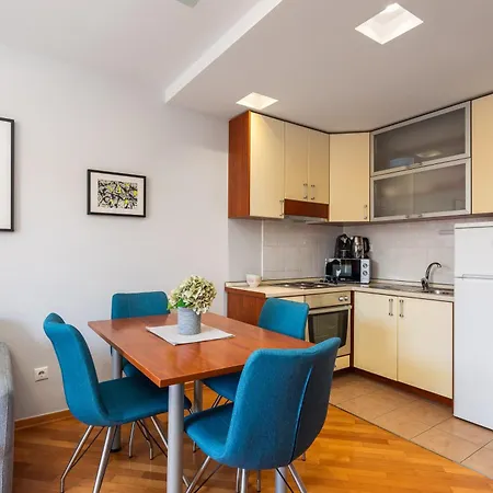 Brkic With Private Parking Apartament Makarska