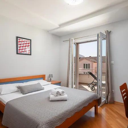 Brkic With Private Parking Makarska