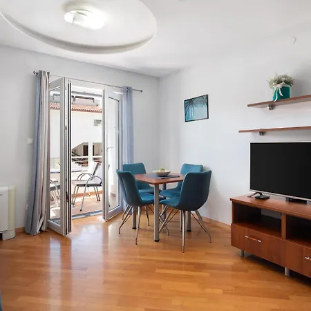 Brkic With Private Parking Apartment Makarska