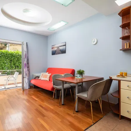 Brkic With Private Parking Apartment Makarska