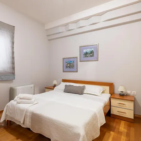 Brkic With Private Parking * Makarska