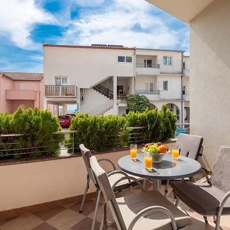 Apartamento Brkic With Private Parking Makarska
