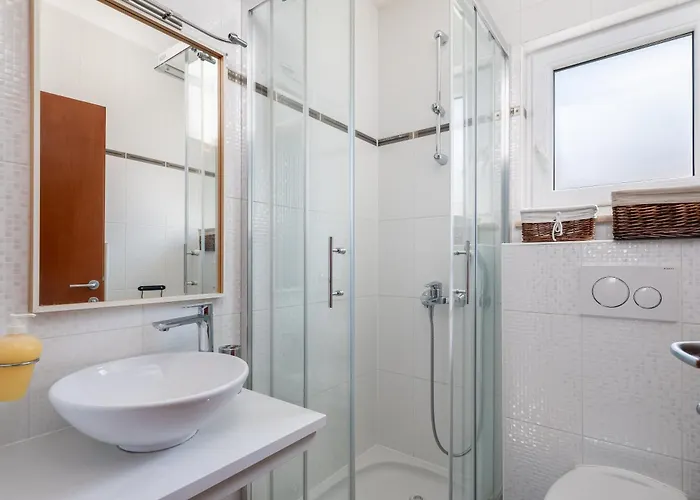 Brkic With Private Parking Makarska