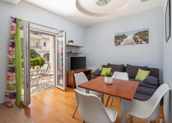 Brkic With Private Parking Makarska