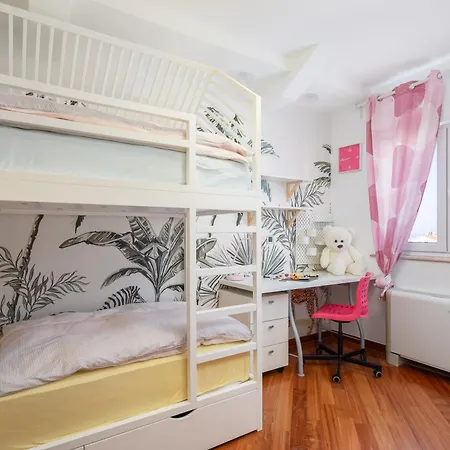 Brkic With Private Parking Makarska