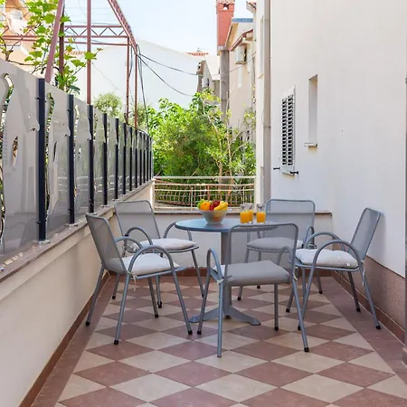 Brkic With Private Parking Makarska