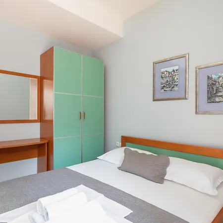 Brkic With Private Parking Makarska