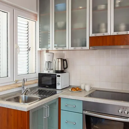 Brkic With Private Parking Apartment Makarska