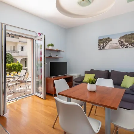 Brkic With Private Parking Makarska